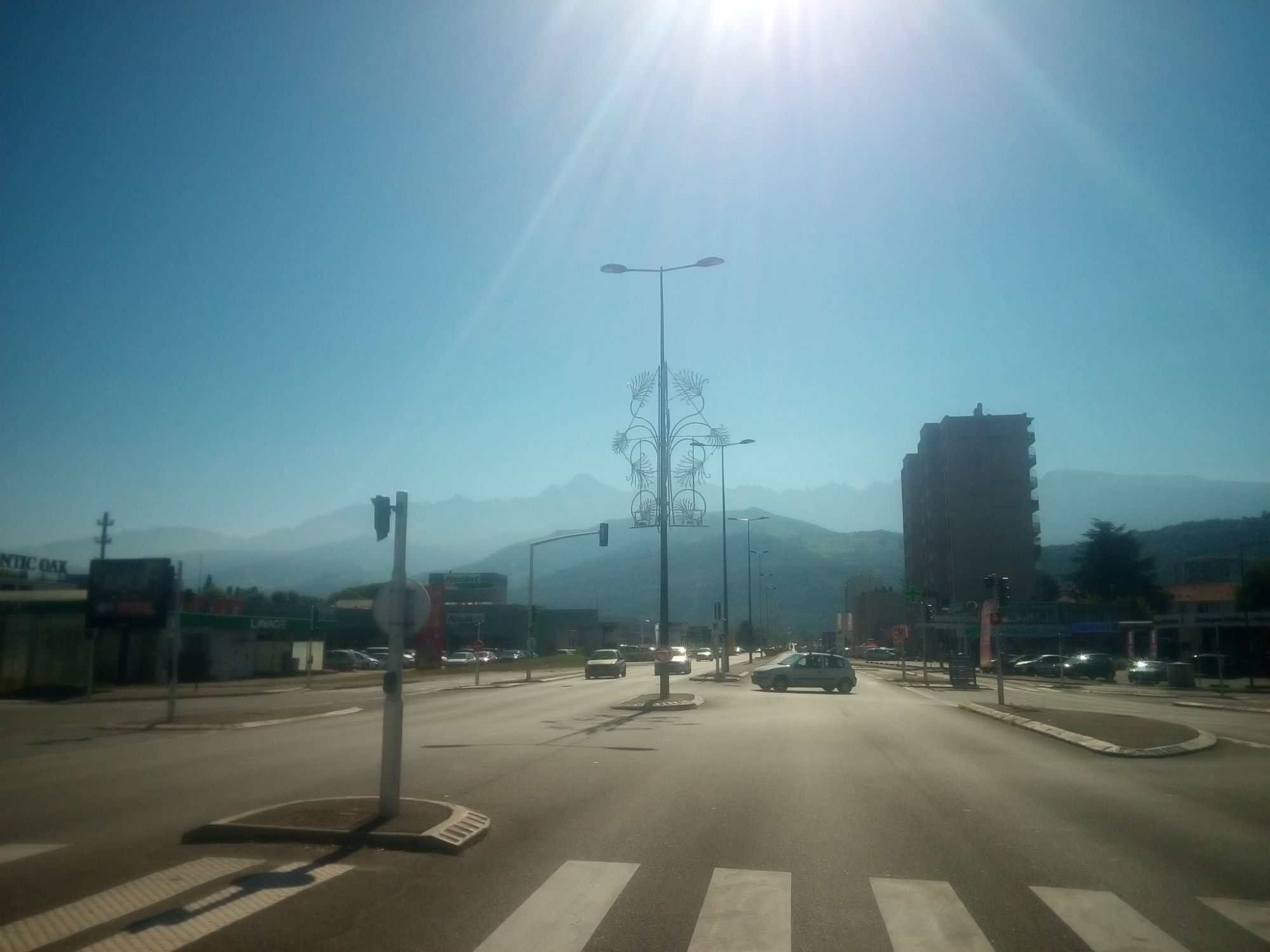 Masívna križovatka v Grenoble s masívnymi horami na pozadí